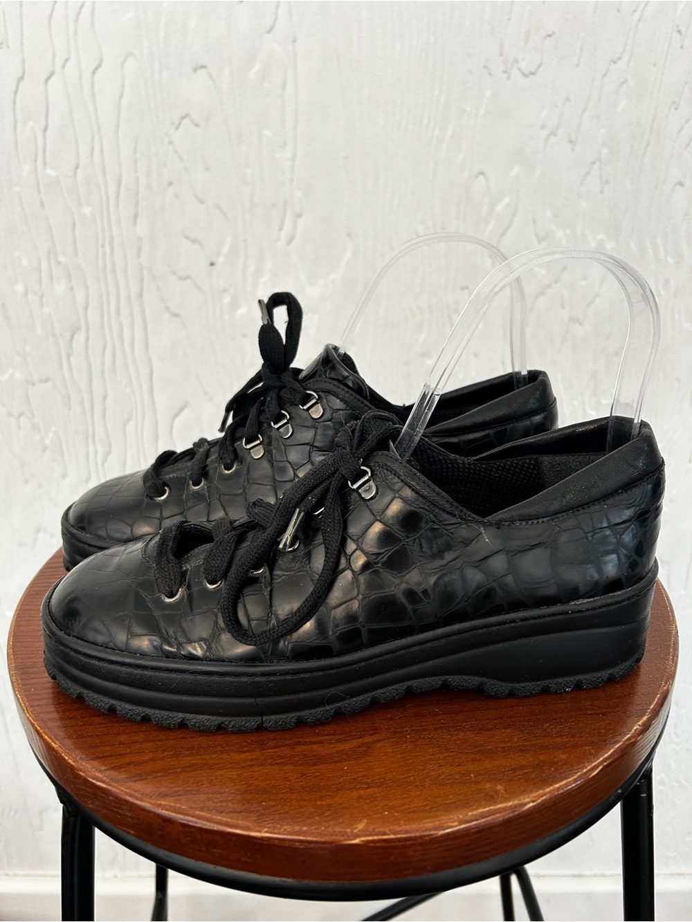STUART‎ WEITZMAN Black Patent Leather Reptile Croc Sneakers Sz 6.5 Quirky Artsy